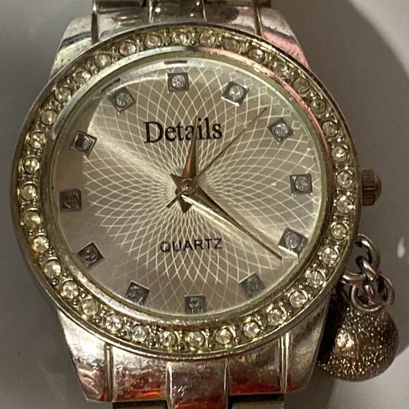 Details Women's Silver Tone Chain Rhinestone Bezel Quartz Watch OS - Picture 10 of 10
